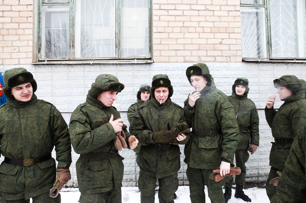Wielu mężczyzn po szkoleniu poświęca swoje życie wojsku. Niektórzy wybierają tę drogę, bo tak dyktuje im rodzinna tradycja. Od dziecięcych lat chodzą do wojskowych szkół i placówek edukacyjnych, uczestniczą w paradach na Placu Czerwonym w Moskwie.