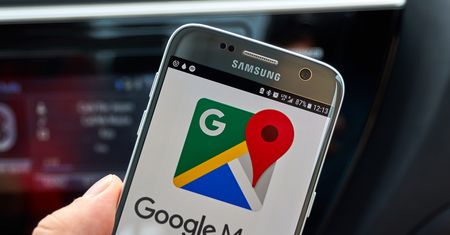 Mapy Google z ciemnym wyglądem na stałe. Pokazujemy, jak go ustawić w nawigacji