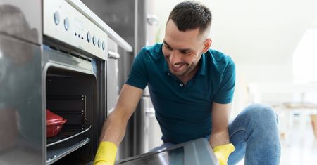 Jak wyczyścić piekarnik w prosty sposób? Wystarczy zwykła moneta