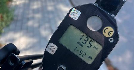 Wola Kisielska: 135 km/h w obszarze zabudowanym. Kierowca BMW stracił prawo jazdy