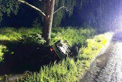 Samochód wpadł do rowu i dachował. Trzy nastolatki w szpitalu