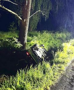 Samochód wpadł do rowu i dachował. Trzy nastolatki w szpitalu