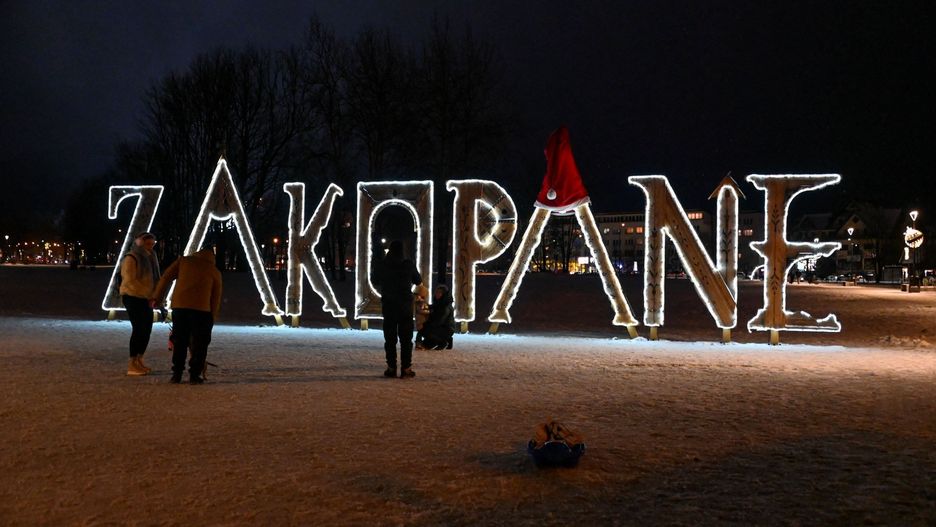 Turyści w Zakopanem na Krupówkach