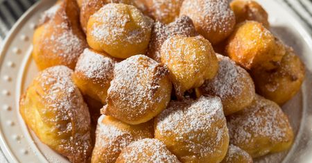 Mieszam mascarpone z jajkami i mąką. W kwadrans mam furę mięciutkich pączków