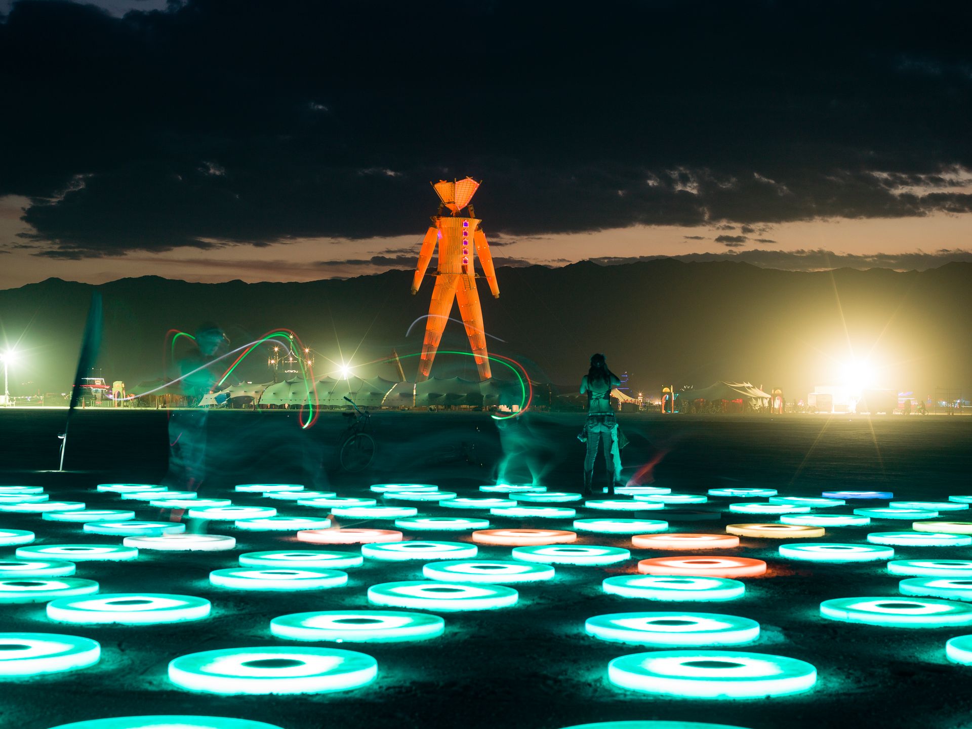 10 lat festiwalu "Burning Man" zamknięte w albumie "Dust to dawn" 13