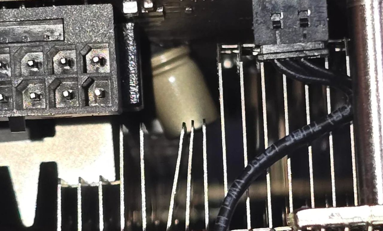 PNY GeForce RTX 5090 ARGB OC: Kondensator eksplodował, radiator wygięty. Katastrofalna awaria karty z najwyższej półki