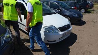Łeba: Rodzice zostawili dziecko w rozgrzanym samochodzie i poszli na zakupy