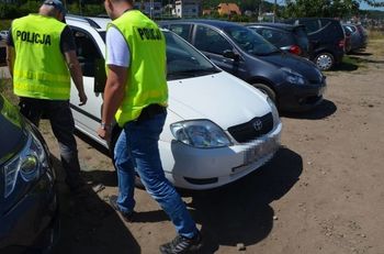 Łeba: Rodzice zostawili dziecko w rozgrzanym samochodzie i poszli na zakupy