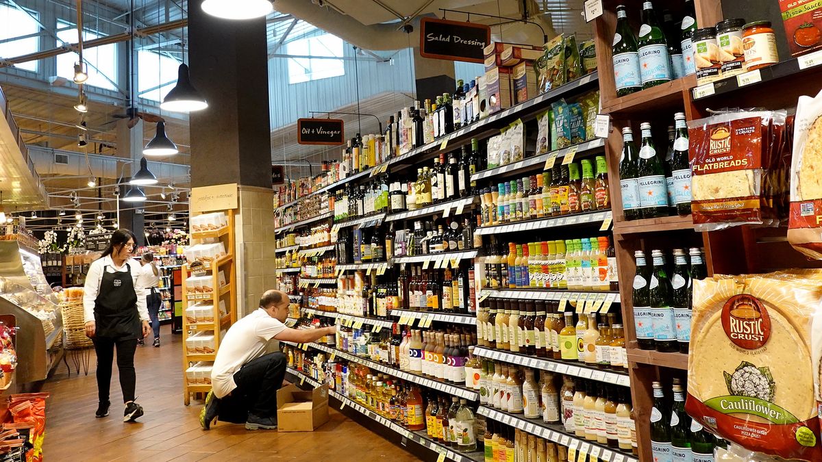 MIAMI, FLORIDA - JULY 13: Workers restock the shelves in a grocery store on July 13, 2022 in Miami, Florida.  The Bureau of Labor Statistics reported that the consumer price index soared to 9.1%, marking the fastest pace for inflation since November 1981. (Photo by Joe Raedle/Getty Images)