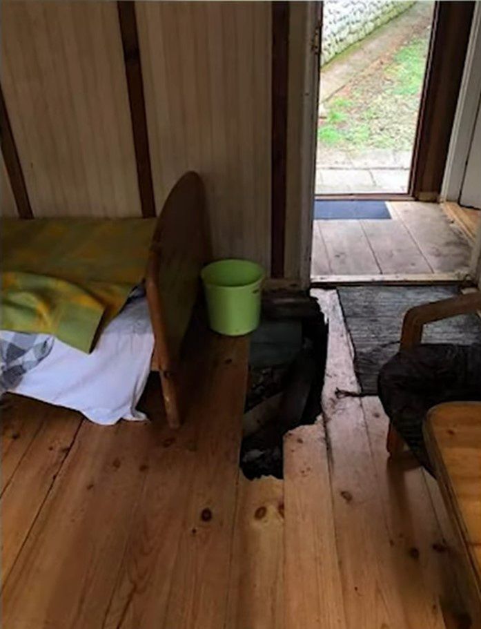 Poczciwy Krzychu o zdemolowanym domku