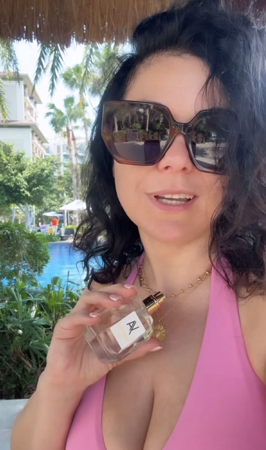 Naturalna Katarzyna Cichopek w bikini wyleguje się nad basenem