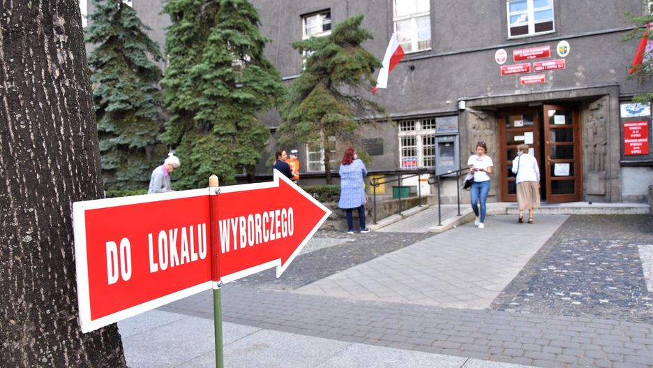 Wybory 2020. Na samochodzie przewodniczącego komisji były plakaty wyborcze