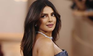 Zapozowała w "nagiej" sukience. Niewiele kobiet by się odważyło