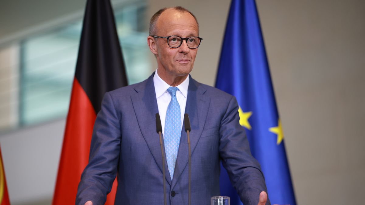 German Chancellor Friedrich Merz gestures during a press conference at the Chancellery in Berlin, Germany, 05 May 2026. Chancellor Merz and Portuguese Prime Minister Montenegro met for bilateral talks. EPA/CLEMENS BILAN Dostawca: PAP/EPA.