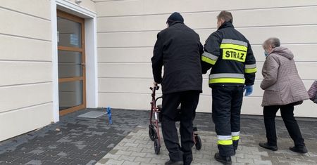 Strażacy pomagają dotrzeć do punktów szczepień