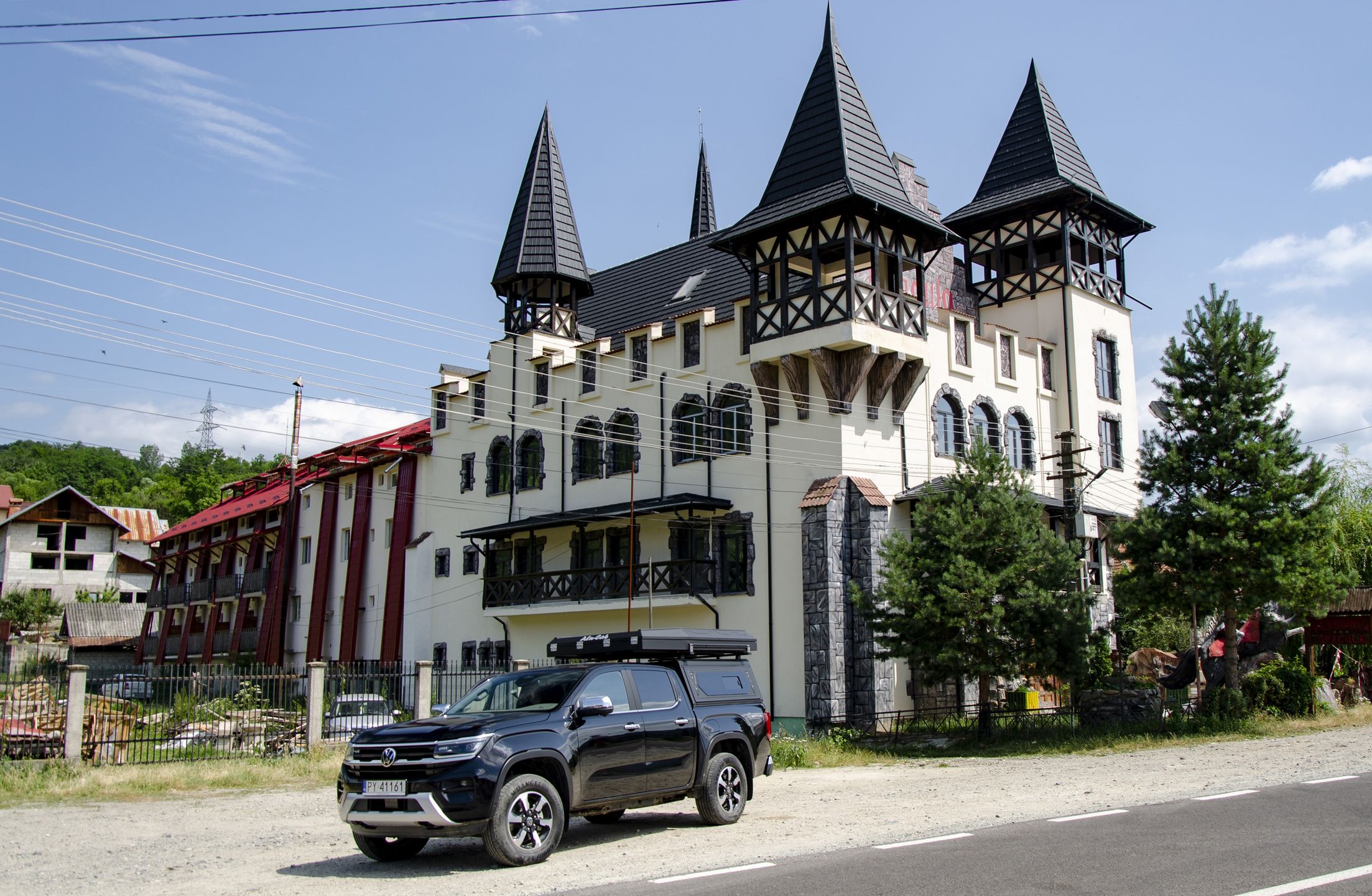 To akurat nie zamek, to po prostu hotel przy trasie Transfogarskiej
