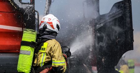Bisztynek: ogromny pożar fabryki mebli. Zawaliła się hala produkcyjna