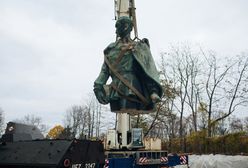 Warszawa. Pierwsze eksponaty w Muzeum Historii Polski. Wśród nich pomnik Dzierżyńskiego
