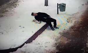 W biały dzień senior leżał na śniegu. Zauważył go operator monitoringu