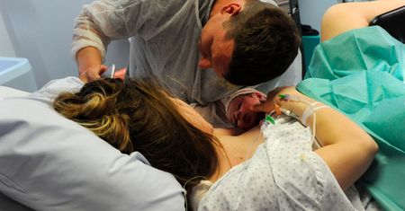Prawie połowa porodów w Polsce to "cesarki". Sprawdziliśmy, jakie podejście mają do nich kobiety