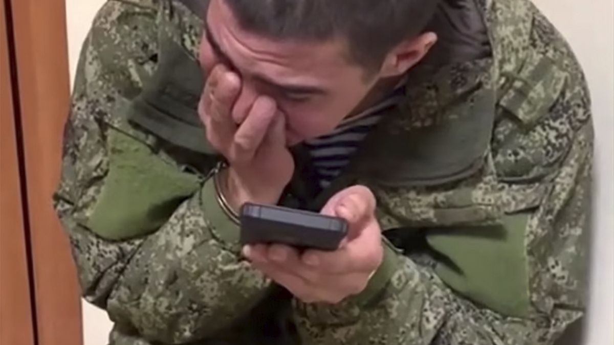 Rosyjscy jeńcy ze łzami w oczach dzwonią do swoich bliskich