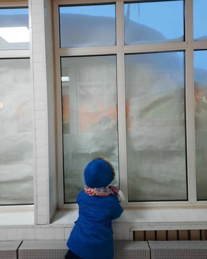 Niesamowite zdjęcia z Norylska. Spadło tam tyle śniegu, że ludzie nie mogą się odkopać 9