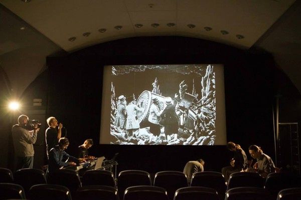 Niezwykłe seanse w kinie Praha: nieme filmy z muzyką na żywo