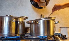 Popularna przyprawa może fatalnie wpływać na nasze zdrowie. Polacy jedzą dwa razy za dużo