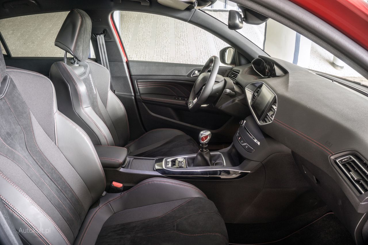 Sportowe fotele w 308 GTI są trochę zbyt mocno wyprofilowane, dla wysokiej osoby może być to problematyczne.