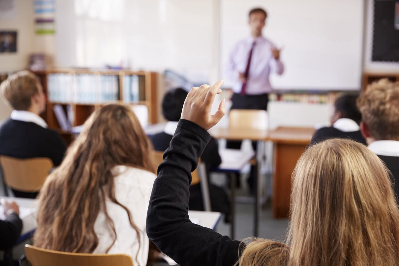 Dress code w szkole. "Rozpraszanie odkrytymi ramionami, spódniczkami lub zbyt przylegającymi koszulkami"