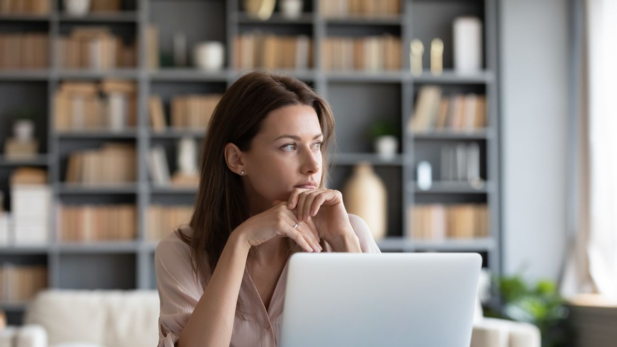 Inteligencja to umiejętność rozumienia, uczenia się, wykorzystywania posiadanej wiedzy i wyciągania wniosków, a także analizowania i dostosowywania się do postępujących zmian.