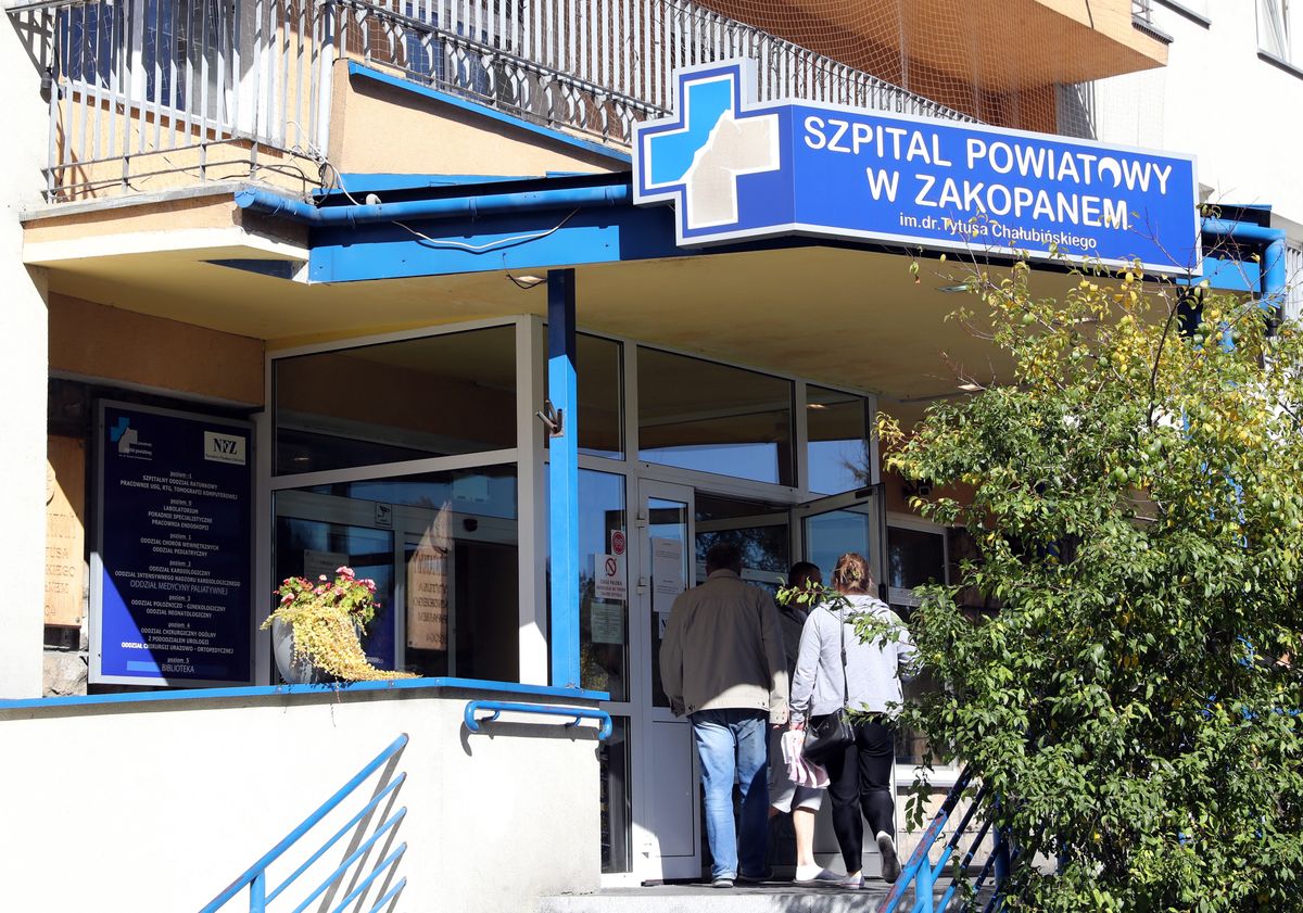Dyrektorka szpitala w Zakopanem miała wypłacić 4,8 mln zł premii lekarzom na podstawie fikcyjnych faktur. Takie zarzuty stawia prokuratura