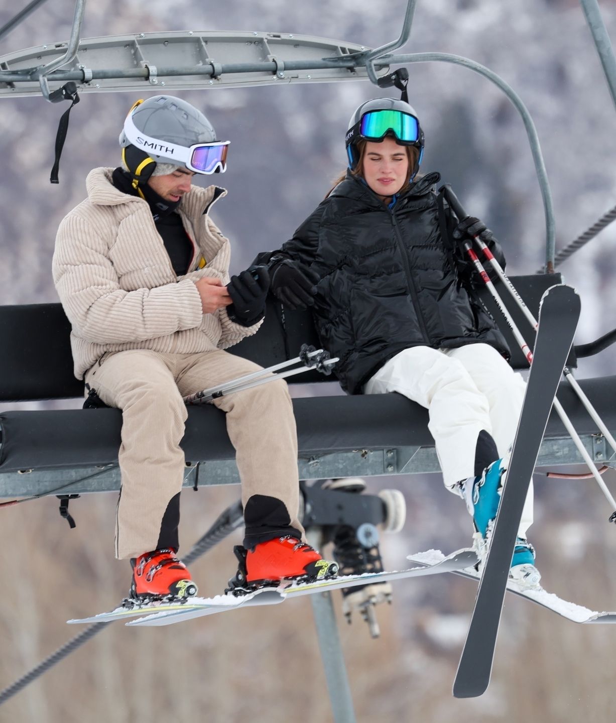 *PREMIUM-EXCLUSIVE* Joe Jonas enjoys a romantic skiing session with new girlfriend Stormi Bree!*PREMIUM-EXCLUSIVE* Aspen, CO  - Singer Joe Jonas puts his recent split with actress Sophie Turner behind him as he steps out in Aspen to enjoy a skiing date with his new love interest Stormi Bree. Shot on 01/05/23.BACKGRID USA 6 JANUARY 2024,Image: 834762380, License: Rights-managed, Restrictions: Hold for Alex, Model Release: no, Pictured: Joe Jonas, Stormi Bree, Credit line: The Daily Stardust / BACKGRID / Backgrid USA / ForumThe Daily Stardust / BACKGRID / Backgrid USA / ForumJoe Jonas, Skiing, Helmet, Skis, Goggle, Snow Pants, Winter Coat, Snow, Boots, Vacation, Getaway, New Romance, Couple, Singer, Model, Fashion, Style, The Jonas Brothers, Aspen