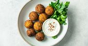 Weź ciecierzycę, cebulę i czosnek. Najlepszy falafel z aifryera rozkosznie chrupie. Na ich punkcie będziesz mieć hopla