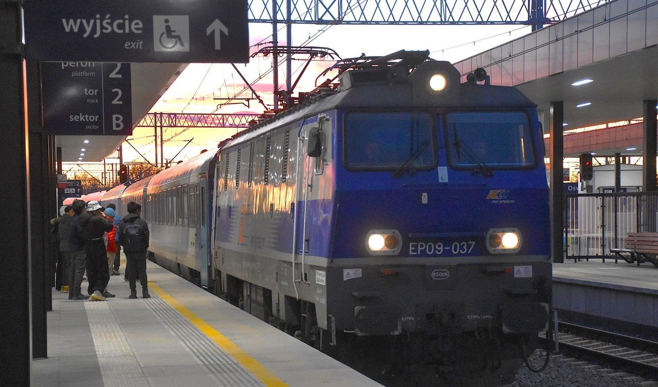 Oświęcim: Grudniowa korekta rozkładu jazdy. Brak bezpośredniego połączenia kolejowego z Warszawą i wakacyjnego z Kołobrzegiem