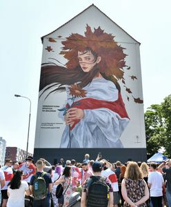 Wrocław. Biało-czerwono-biało pod muralem na Legnickiej. Wyraz wsparcia dla Białorusinów