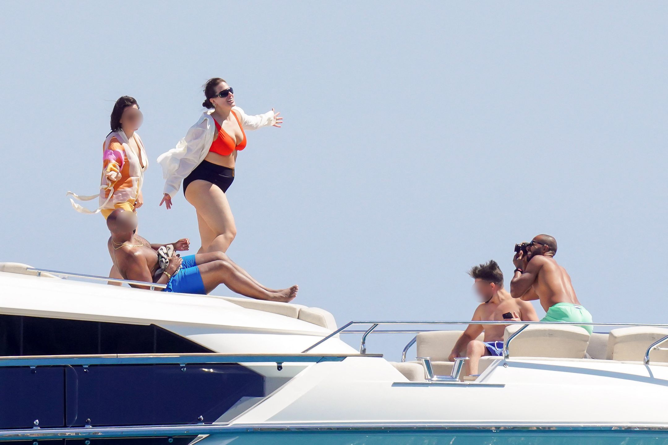 Ashley Graham dokazuje na jachcie w St Tropez