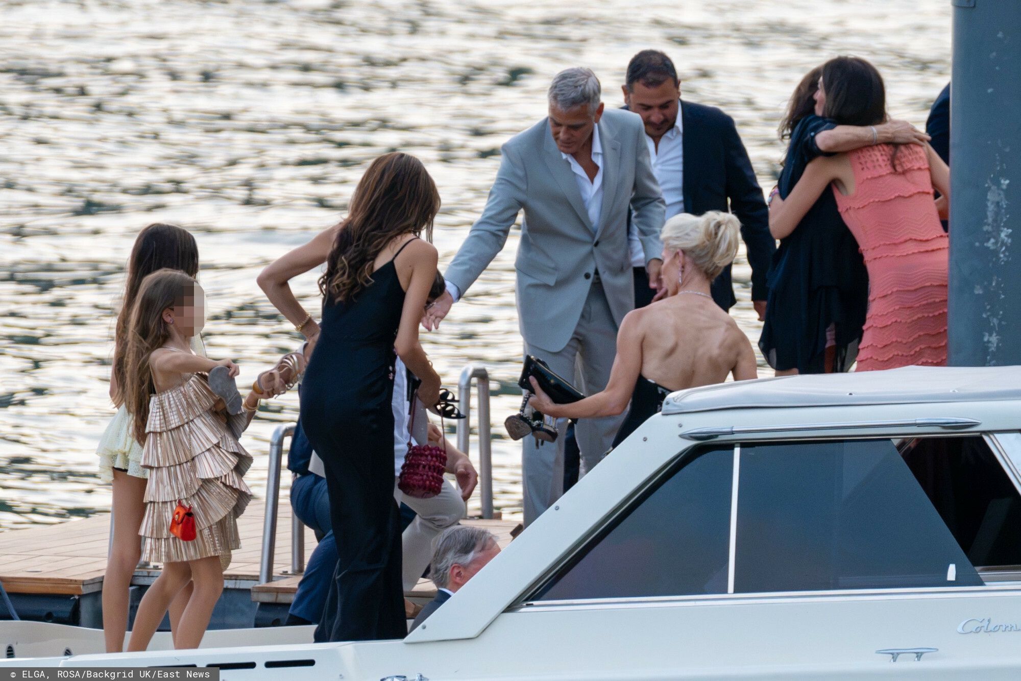 George i Amal Clooneyowie nad jeziorem Como
