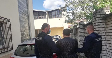 Mężczyzna wymyślał ckliwe historie, a ludzie sięgali po portfele. Oszust wyłudził 15 tys. zł