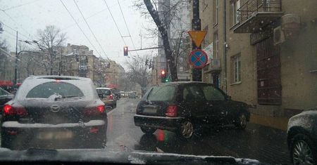 Ul. Narutowicza: Zaparkowany samochód stoczył się na ulicę. Odjechał na lawecie