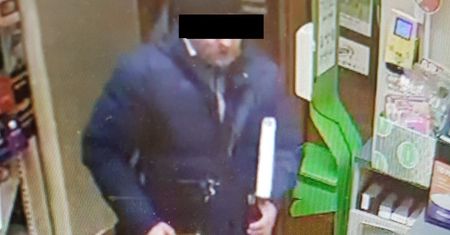 Mężczyzna wszedł do Żabki z tasakiem w ręku. Wziął pięć piw, papierosy i wyszedł bez płacenia