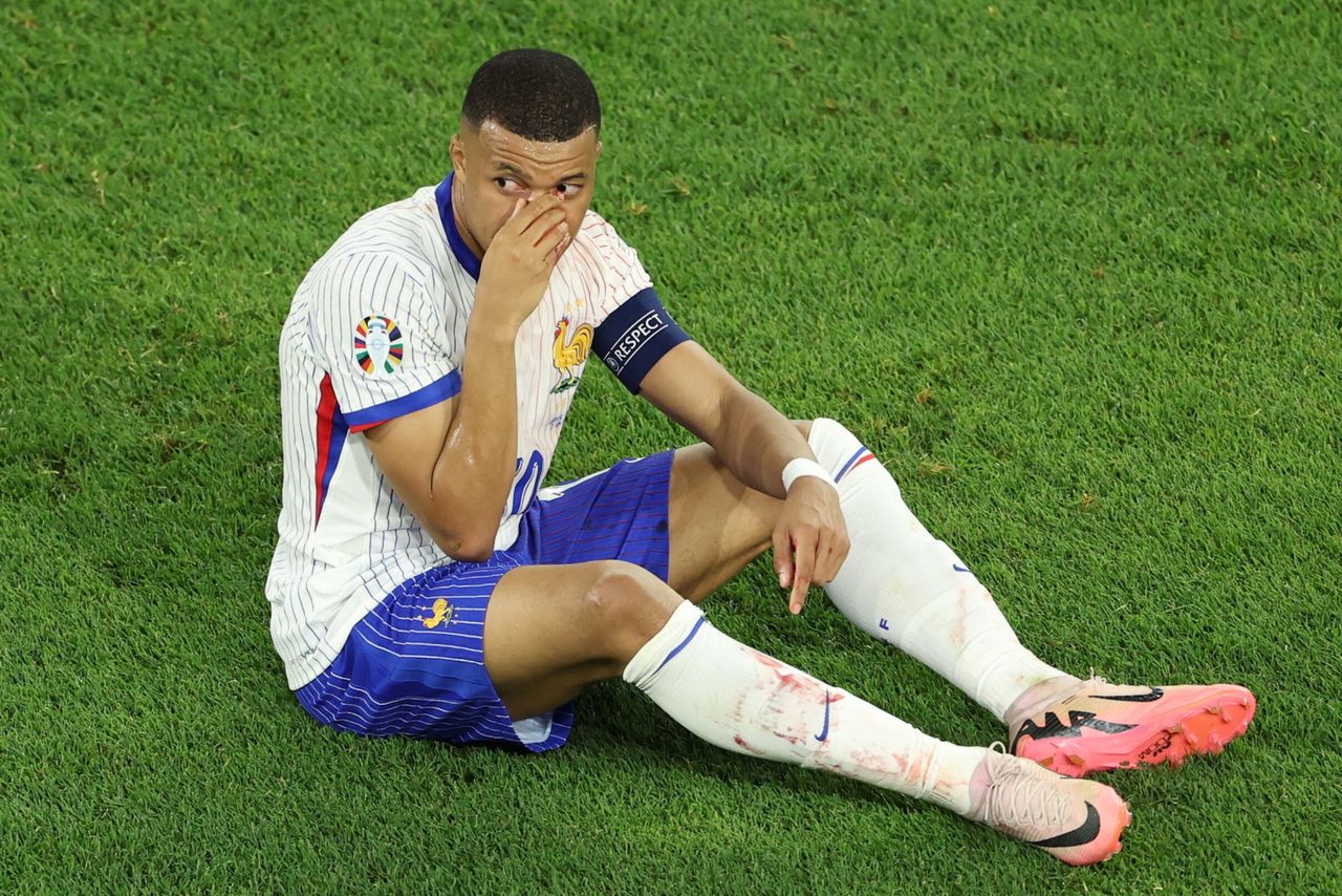 Mbappe sat down on the pitch and it started. "This is not okay"