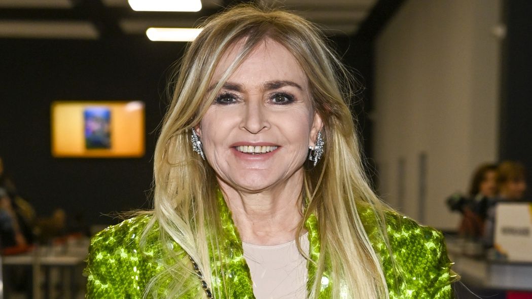 scena z: Monika Olejnik, SK:, , fot. Kurnikowski/AKPAbestseller, Bestsellery Empiku 2022, damskie, Empik, kobieta, komplet z cekinami, komplet zielony, luty 2022, marynarka zielona, marynarka seledynowa, marynarka z cekinami, spódnica zielona, spódnica krótka, spódnica z cekinami, Monika Olejnik