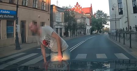 Wyszedł na ulicę, prosto przed maskę samochodu. Kierowca nie wytrzymał