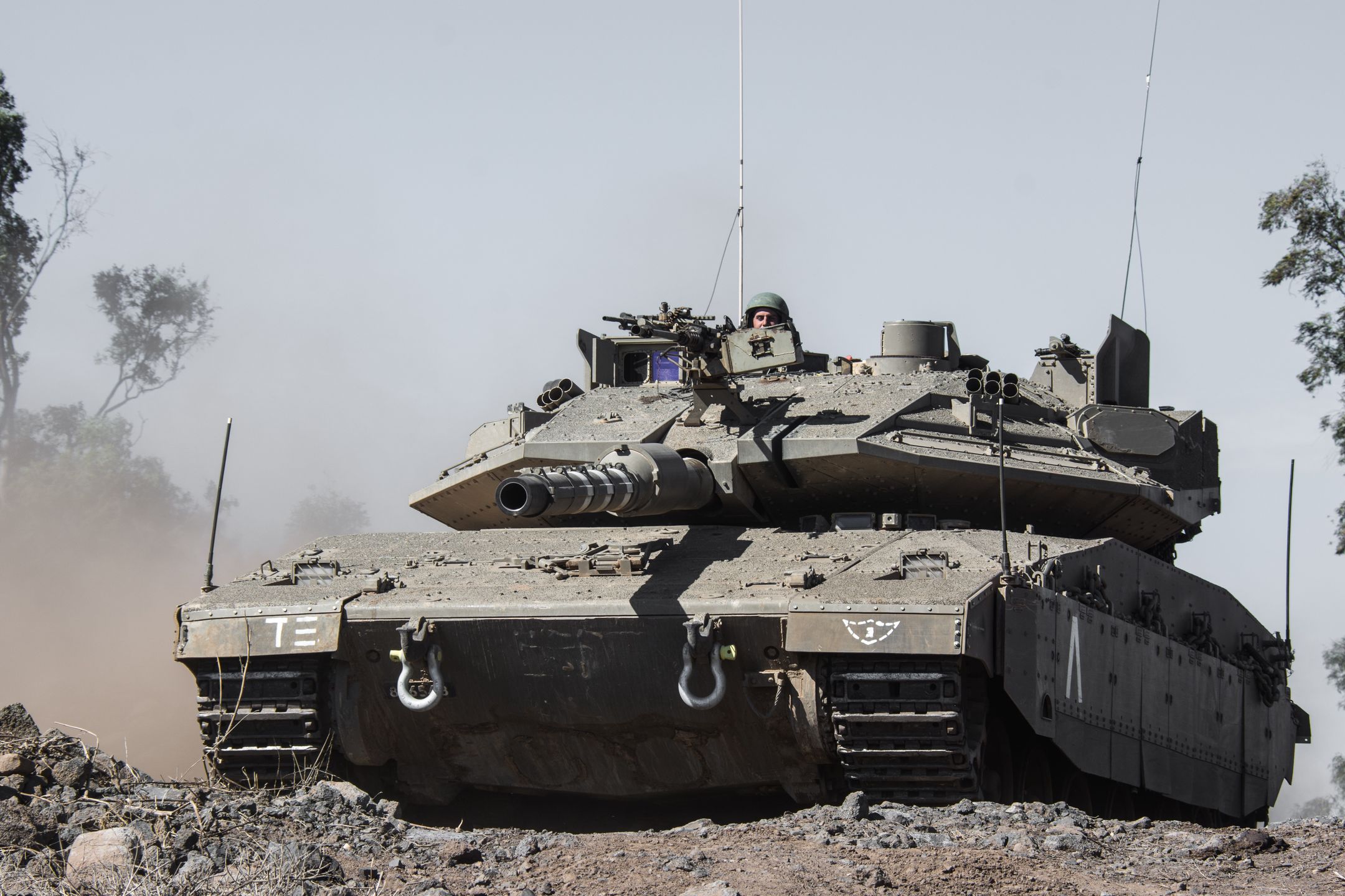 Czołg Merkava IV z widocznym systemem Thophy HV