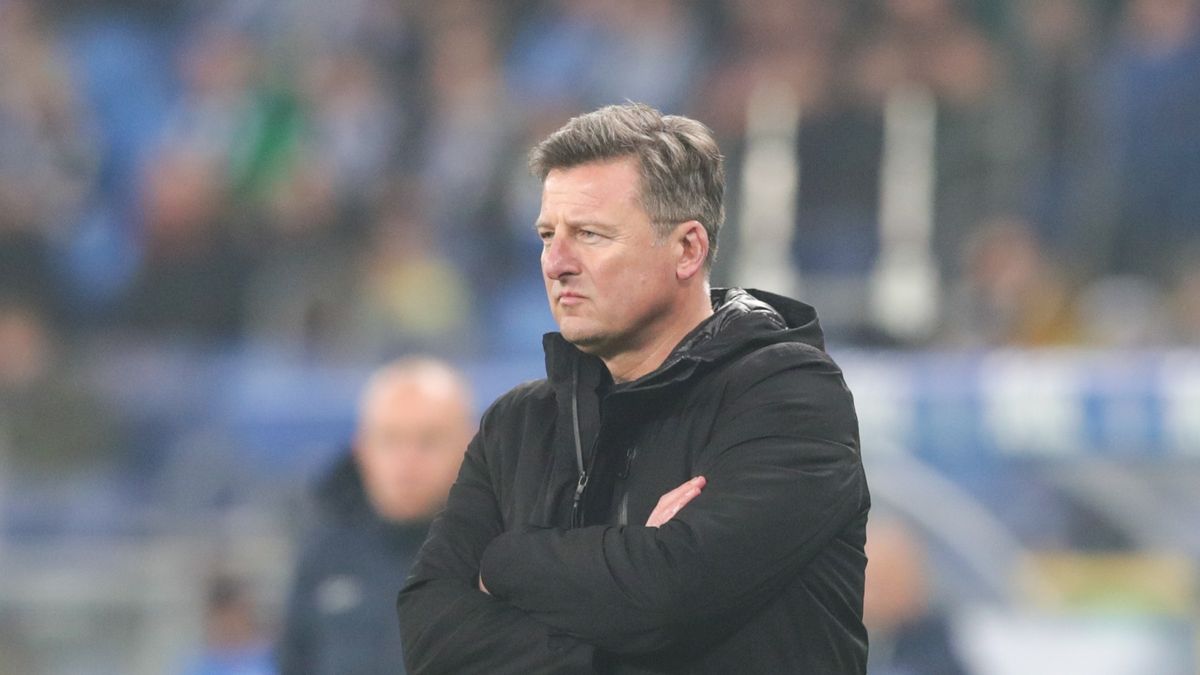 CHORZOW, POLAND - 2024/02/09: Coach Kosta Runjaic of Legia Warszawa seen in action during the Polish PKO Ekstraklasa League 2023/2024 football match between Ruch Chorzow and Legia Warszawa at Slaski Stadium. Final score; Ruch Chorzow 0:1 Legia Warszawa. (Photo by Grzegorz Wajda/SOPA Images/LightRocket via Getty Images)