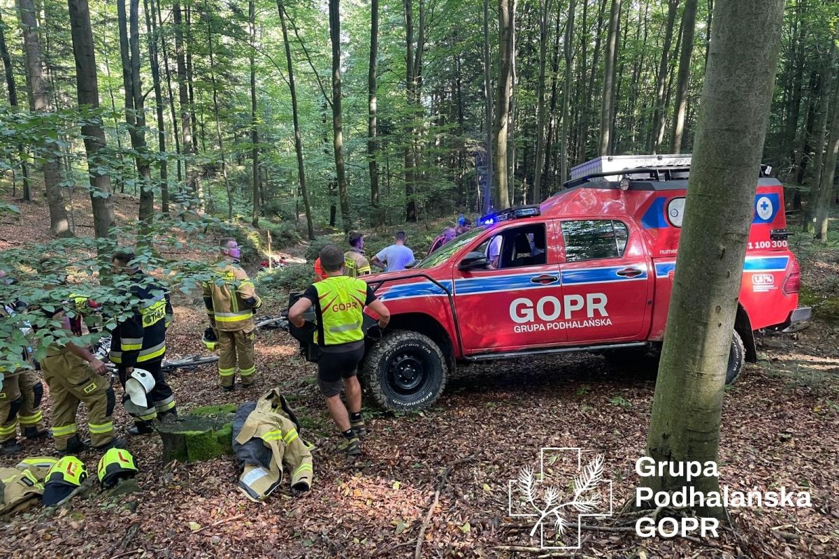 Walczyli o życie rowerzysty. Tragiczny wypadek w Beskidach