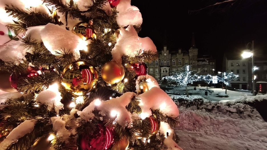 Centrum Wałbrzycha w śniegu i z nowymi ozdobami świątecznymi 2025/2026