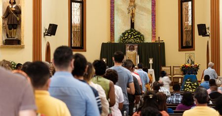Ksiądz wdał się w romans z mężatką. Nagie zdjęcia widział cały powiat
