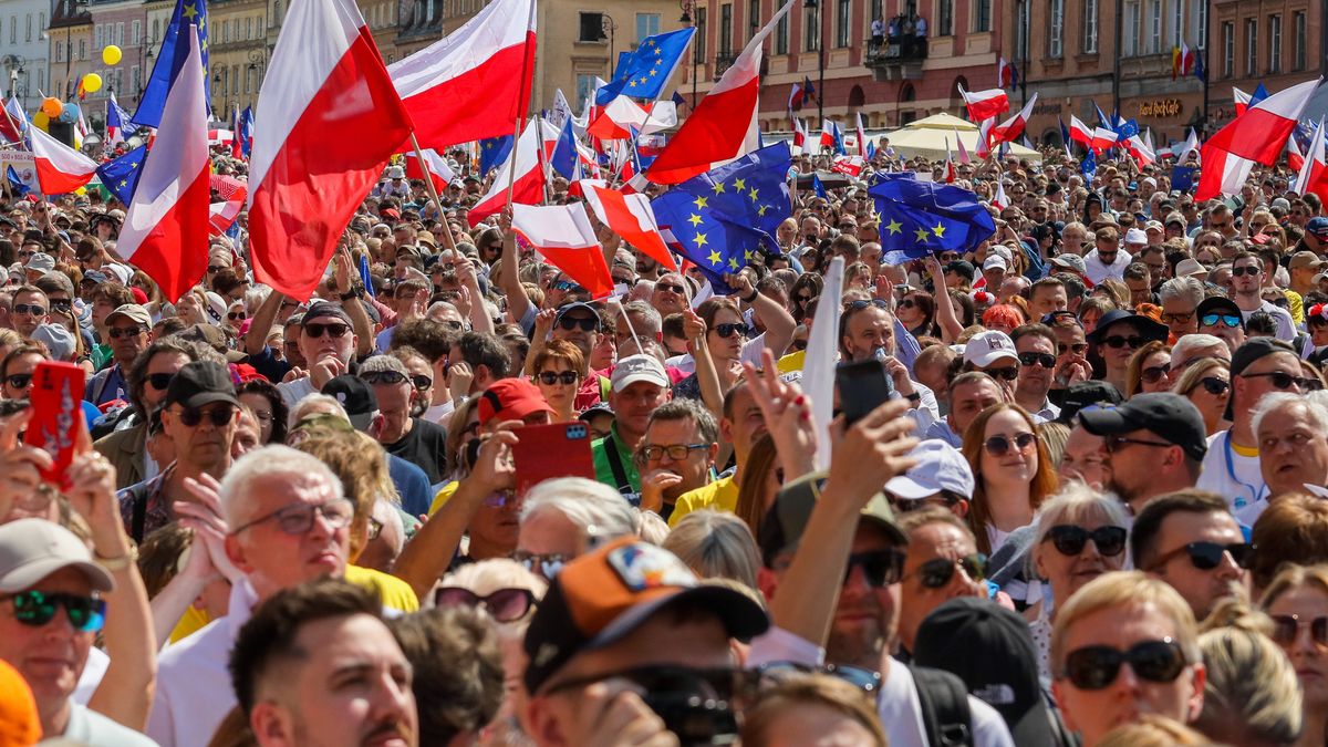 Warszawa, 04.06.2023. Uczestnicy Marszu 4 Czerwca na placu Zamkowym w Warszawie, 4 bm. W niedzielę ulicami Warszawy przeszedł organizowany przez Platformę Obywatelską marsz, który ma być protestem przeciw obecnym rządom. (mr) PAP/Paweł Supernak